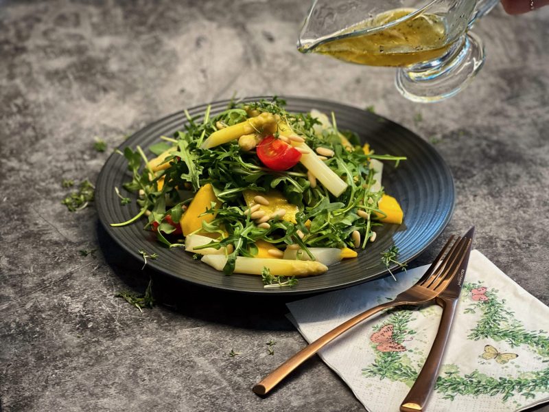 Salat mit Spargel, Rucola und Mango
