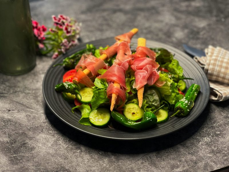 Blattsalat mit Bratpaprika und Serranoschinken