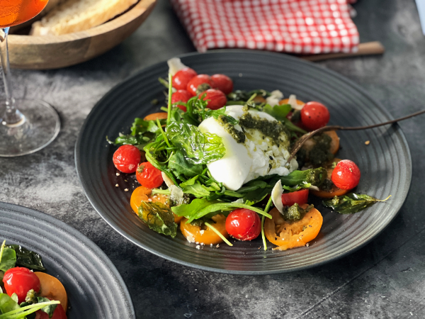 Burrata auf Rucola und Tomaten