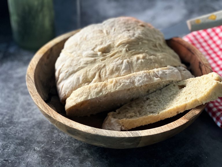 Einfaches selbstgebackenes Brot