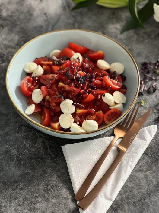 Sommersalat mit Tomaten, Granatapfelkerne und Mozarella