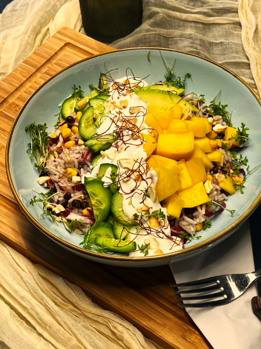 Bowl mit Reis, Adzukibohnen und Mango