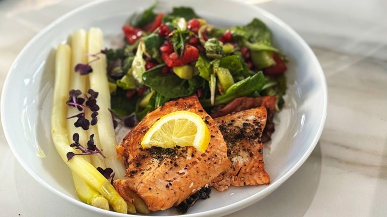 Spargel mit Lachs gebraten und Salat