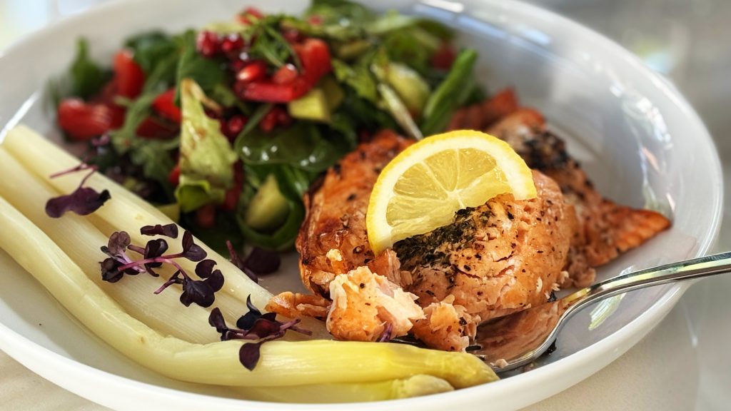 Spargel mit Lachs gebraten und Salat
