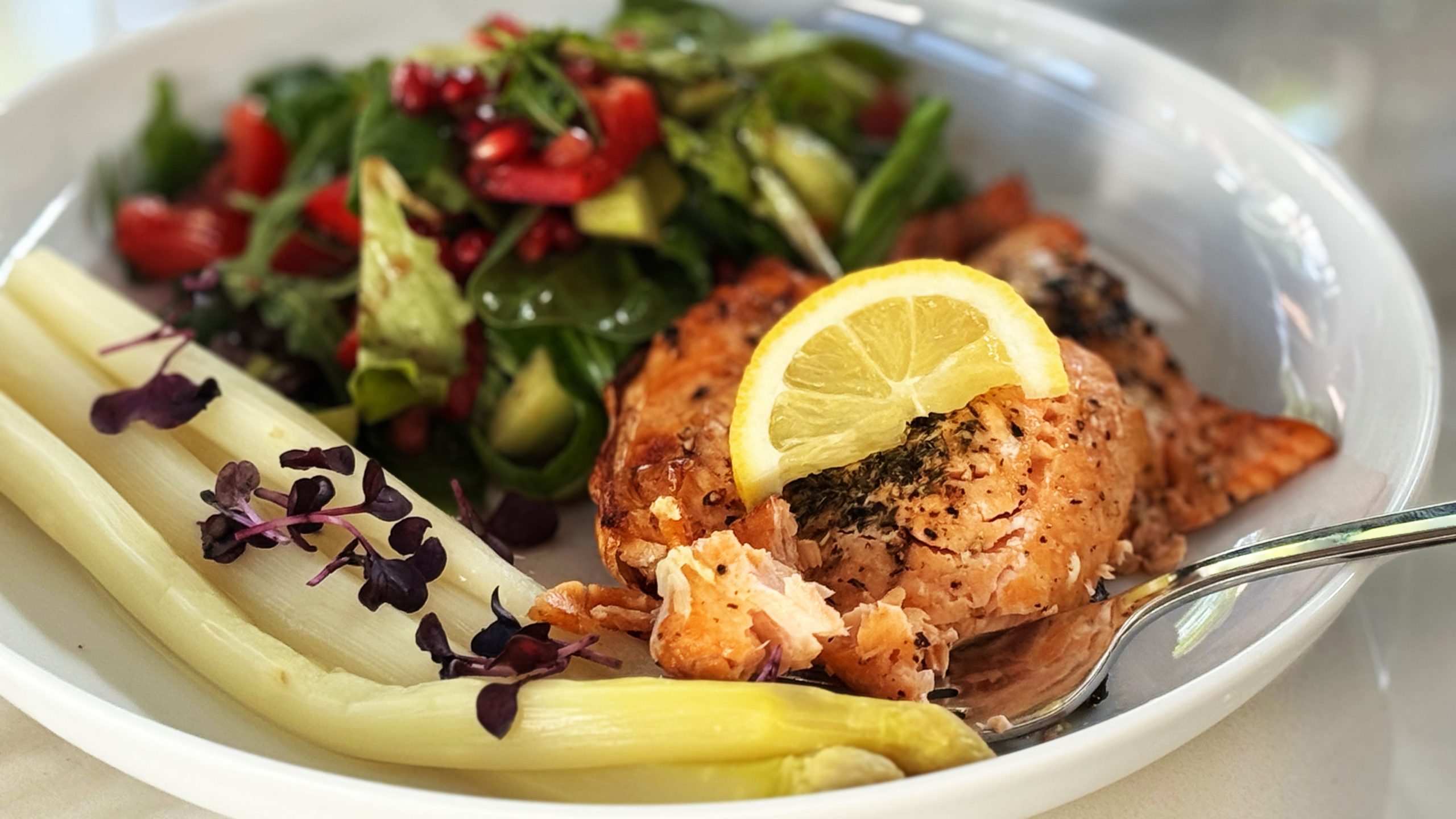Spargel mit Lachs gebraten und Salat