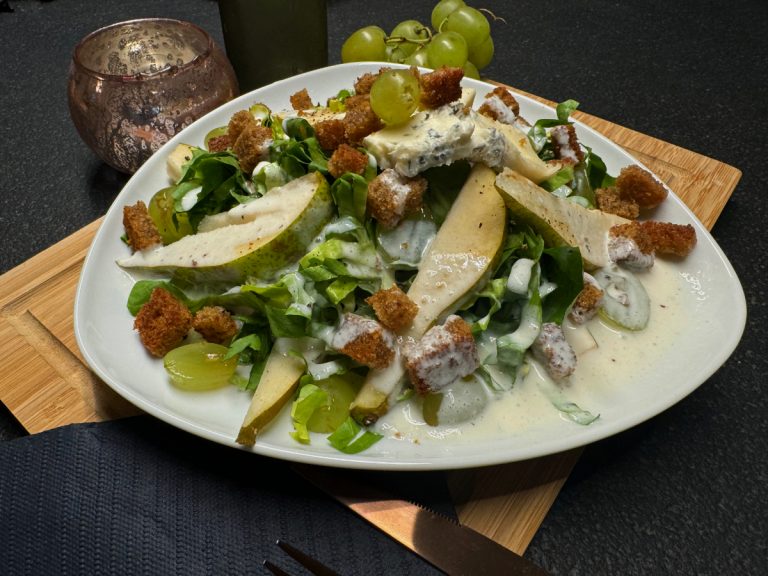 Fruchtiger Herbstsalat mit Birnen, Weintrauben, Blauschimmelkäse und Joghurtdressing