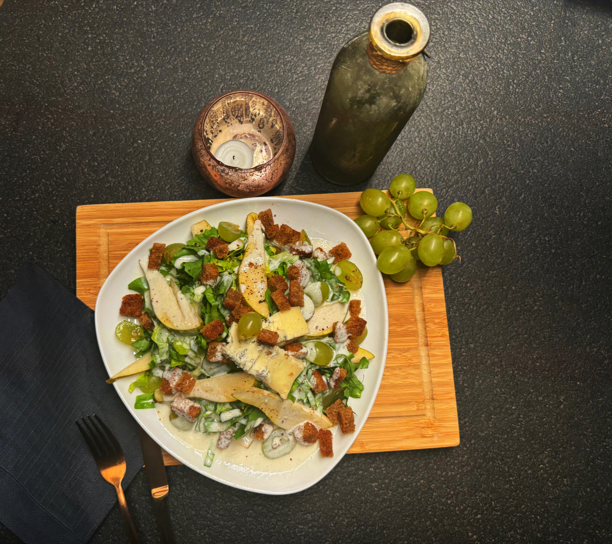 Fruchtiger Herbstsalat mit Birnen, Weintrauben, Blauschimmelkäse, Vollkorncroutons und Joghurtdressing