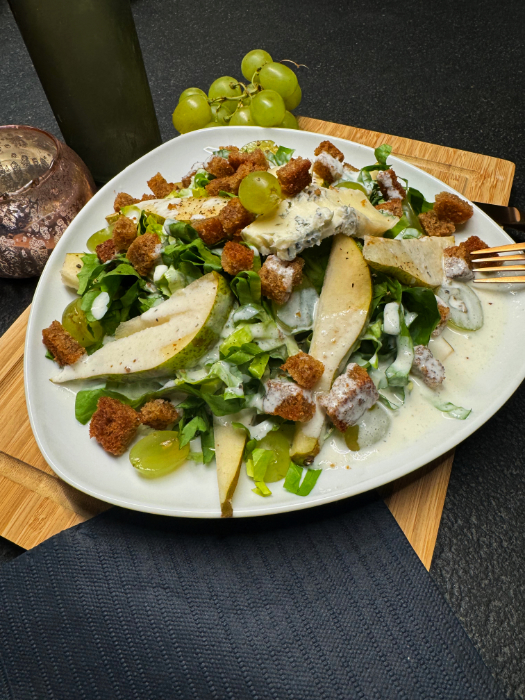 Fruchtiger Herbststalat mit Endiviensalat, Birne, Weintrauben, Blauschimmelkäse, Vollkorncroutons und Joghurtdressing