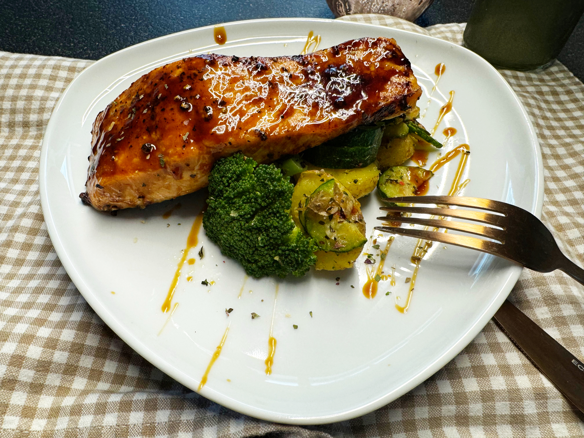 Lachsfilet mit Teriyakisoße im Airfryer zubereitet