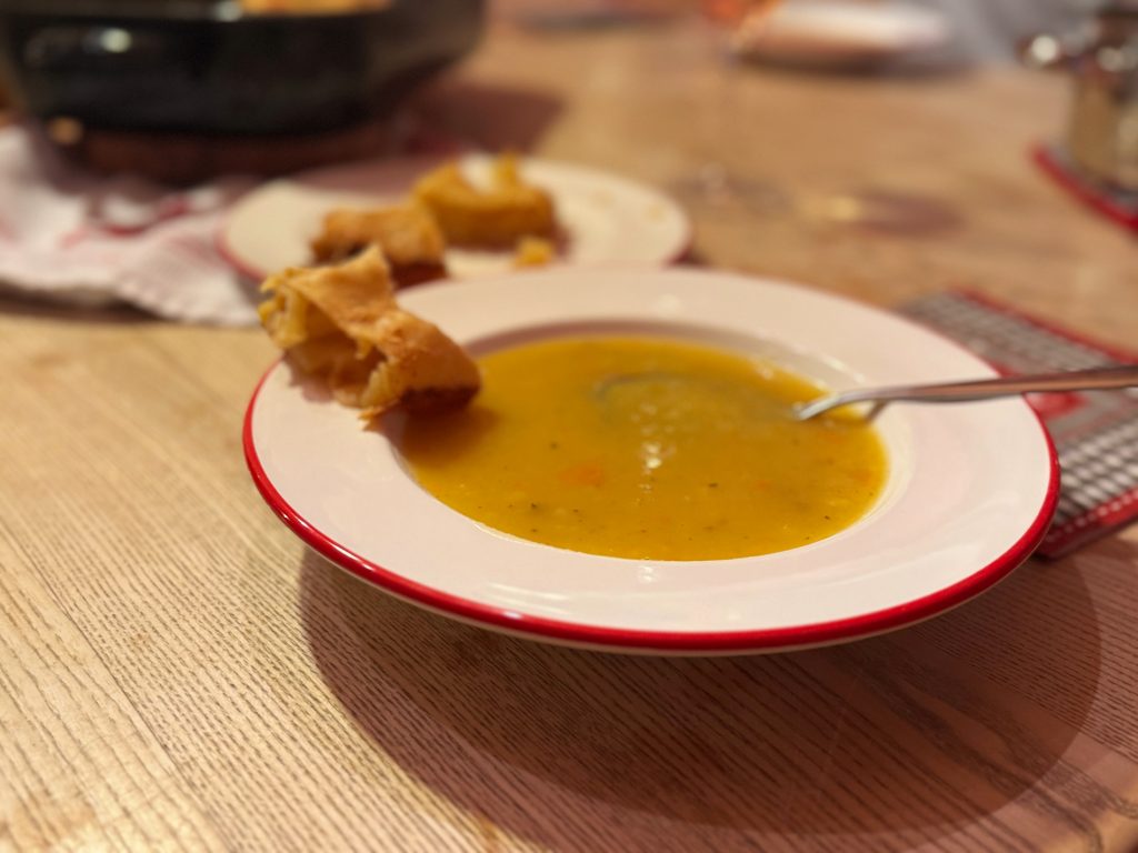 Saure Kartoffelsuppe mit Apfelmaultaschen