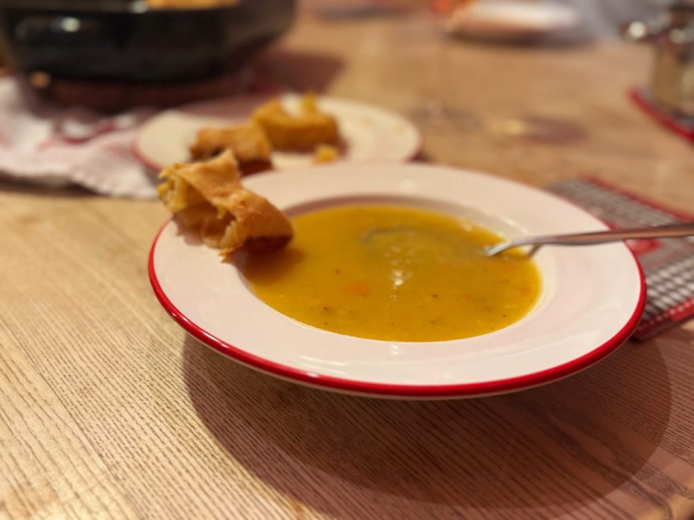 Saure Kartoffelsuppe mit Apfelmaultaschen