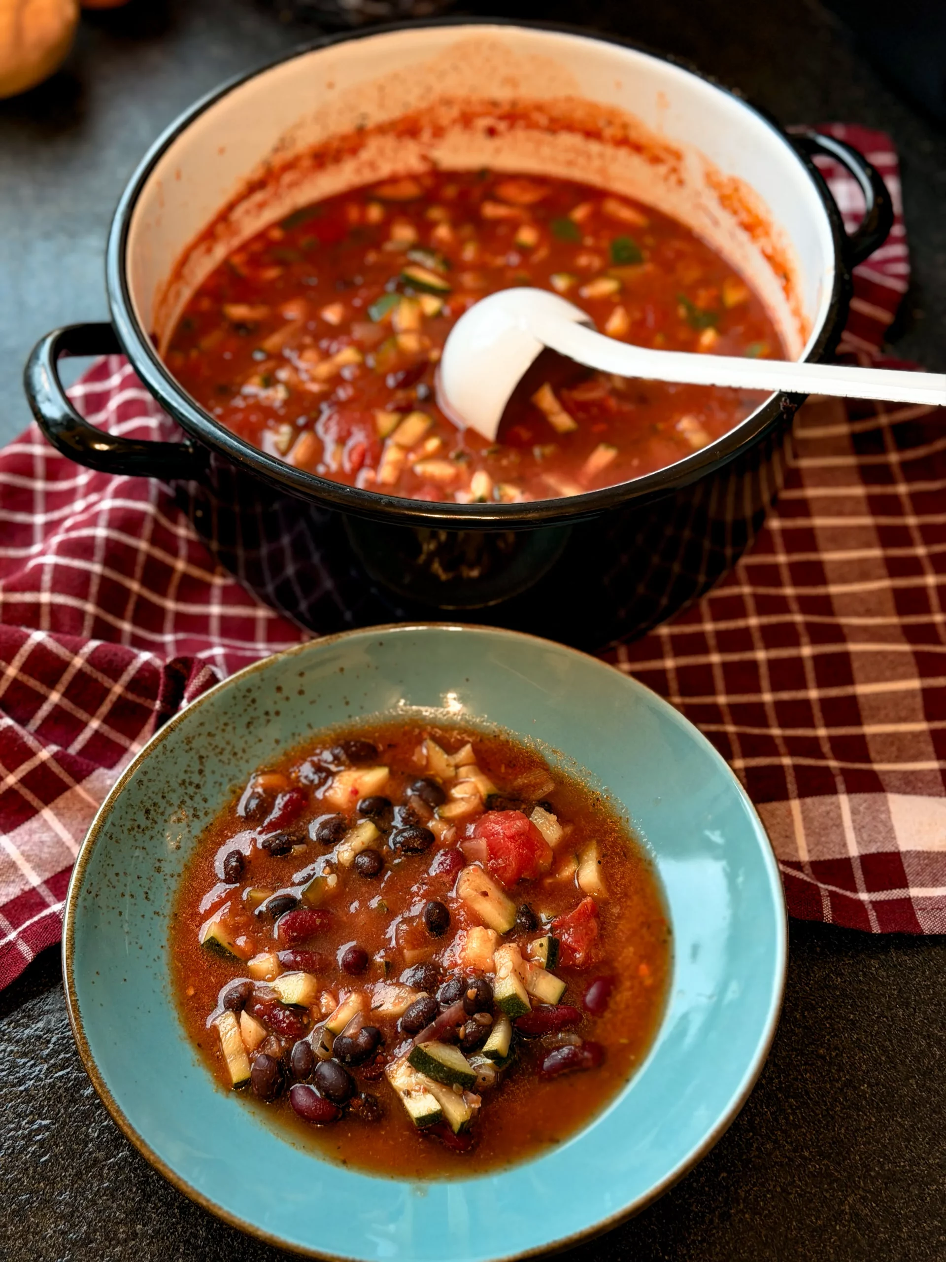 Gemüsesuppe mit Bohnen und Zucchini
